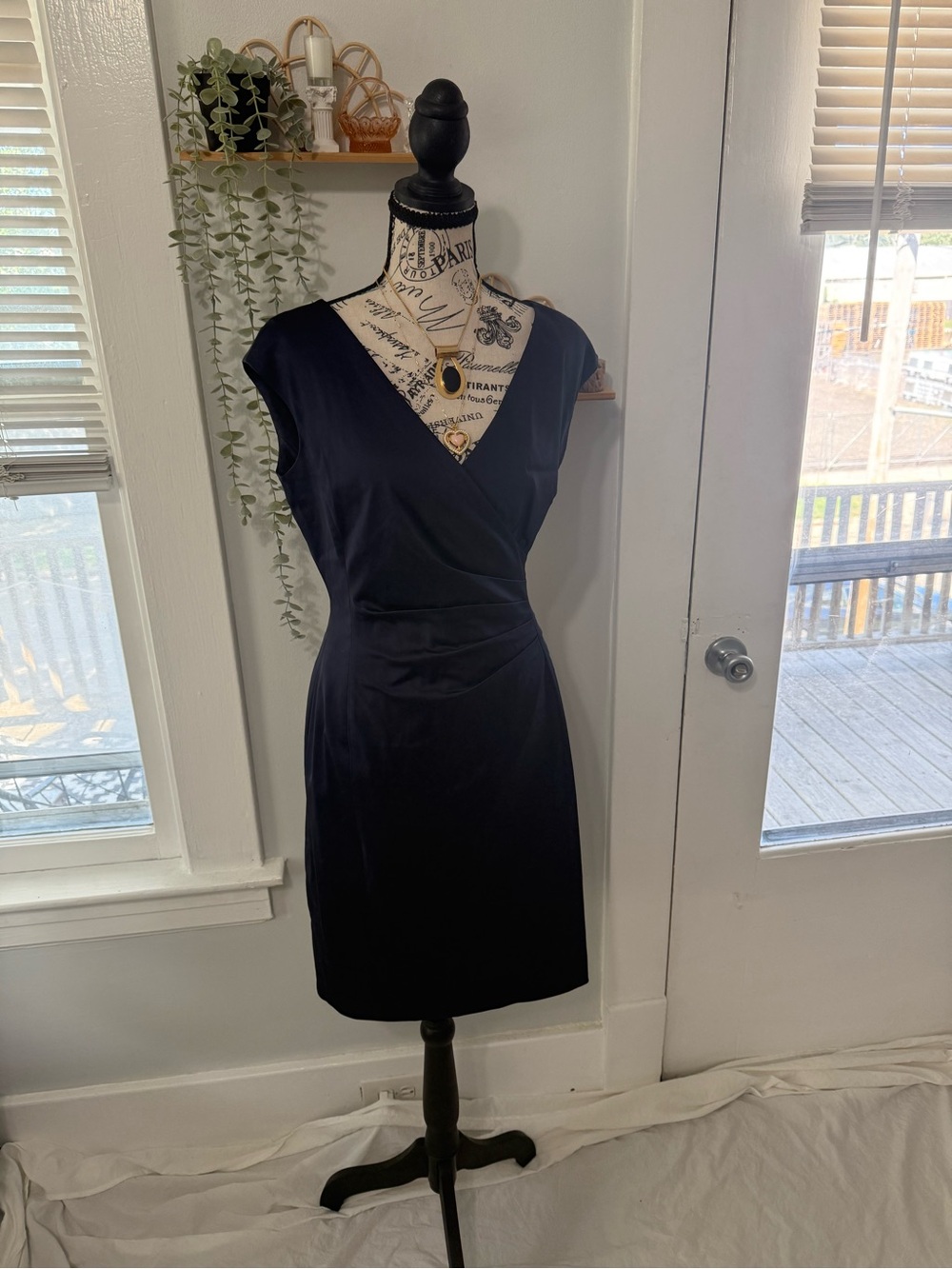 Lauren Ralph Lauren Y2K wrap dress with V-neckline and zipper closure size 6